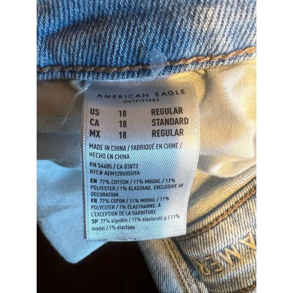 American Eagle woman’s18 Regular Denim Mom Jeans Blue torn Distress light wash - Picture 3 of 6